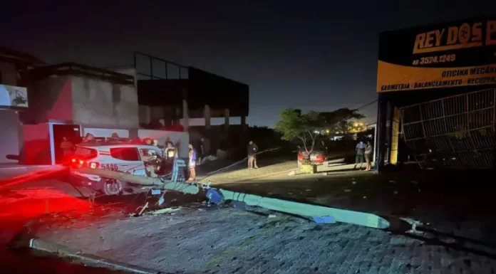 Motorista pede controle de veículo, quebra poste e invade estabelecimento