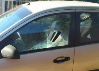 Homem quebra carro da esposa após discussão em Praia Grande