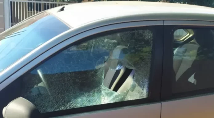 Homem quebra carro da esposa após discussão em Praia Grande