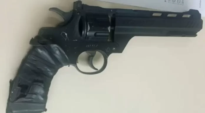 Aluno é flagado com simulacro de arma de fogo em escola de Sombrio