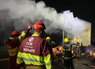 Incêndio de grandes proporções atinge carreta em Sombrio na BR-101 na Madrugada