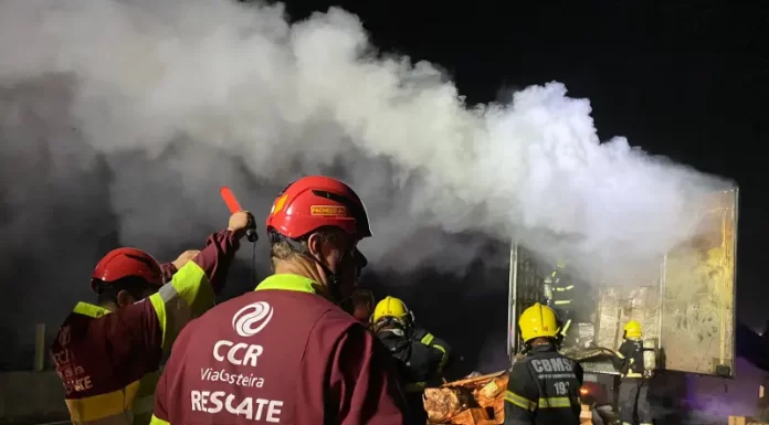 Incêndio de grandes proporções atinge carreta em Sombrio na BR-101 na Madrugada