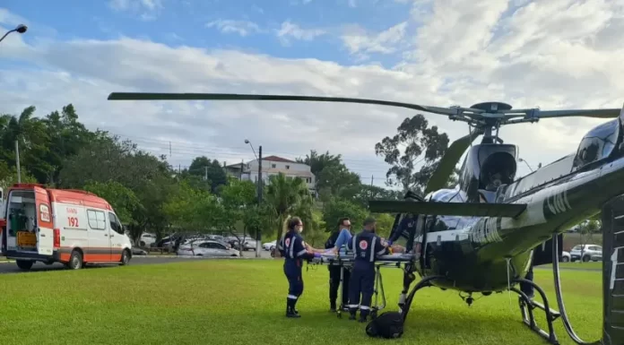 Idoso de Meleiro com AVC é transferido de helicóptero para hospital especializado em Criciúma