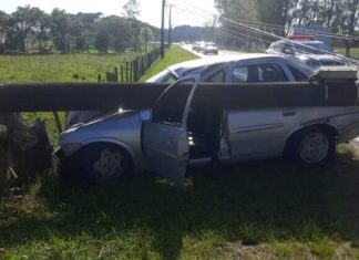 Motorista perde controle e colide em poste na rodovia em Araranguá