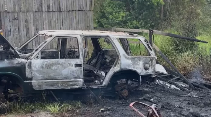 Incêndio veicular mobiliza autoridades em Balneário Gaivota