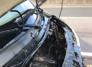 Furgão pega fogo na BR-101 em Sombrio