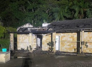 Bombeiros combatem incêndio em pousada em Praia Grande