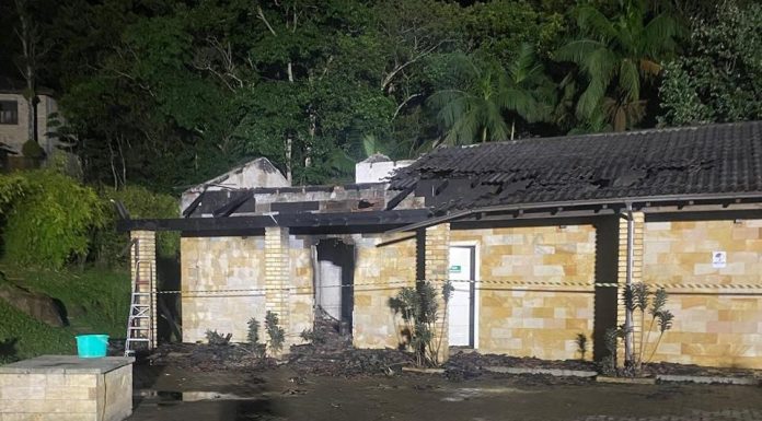 Bombeiros combatem incêndio em pousada em Praia Grande