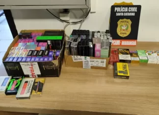 Polícia Civil e Vigilância Sanitária realizam fiscalização em comércios e apreendem cigarros eletrônicos à venda em Araranguá