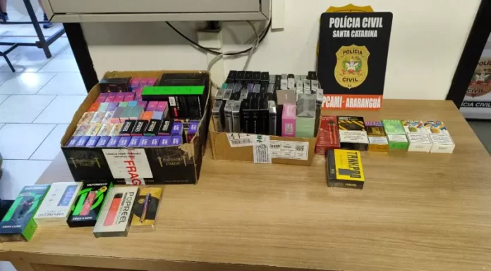 Polícia Civil e Vigilância Sanitária realizam fiscalização em comércios e apreendem cigarros eletrônicos à venda em Araranguá