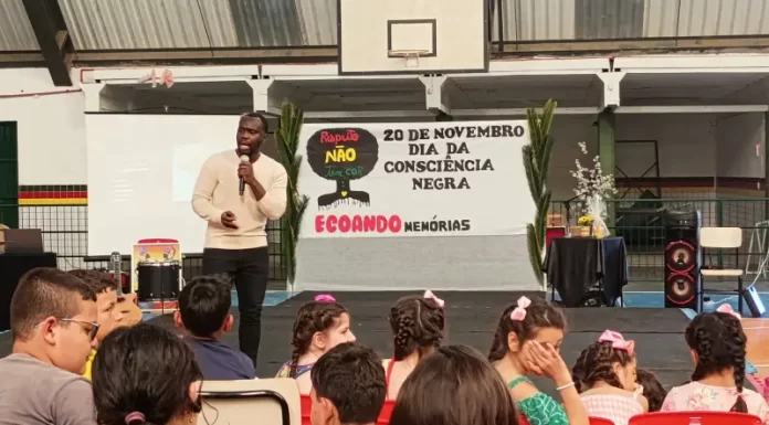 Escola Municipal de Sombrio recebe influenciador angolano em evento de valorização da cultura afro-brasileira