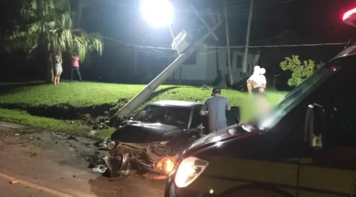 Acidente em Turvo: Veículo colide em poste e deixa duas mulheres feridas