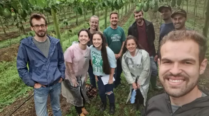 Alunos de agronomia da UFSC visitam Cooperja e pomares de cooperados