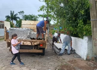 Sombrio inicia a entrega de telhas após forte tempestade