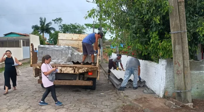 Sombrio inicia a entrega de telhas após forte tempestade