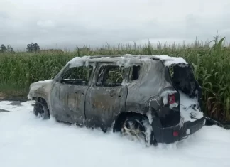 Jeep Renegade é consumido pelas chamas em Içara