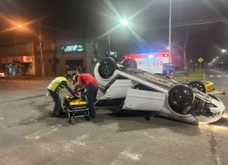 Motorista colide em rotatória e capota veículo na Amaro José Pereira
