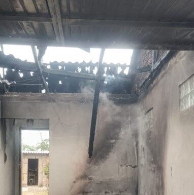 Homem é preso após atear fogo na casa dos pais