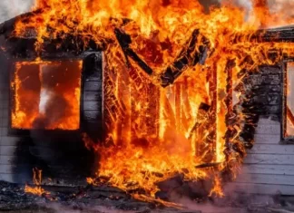 Casa de madeira é consumida por incêndio em Araranguá