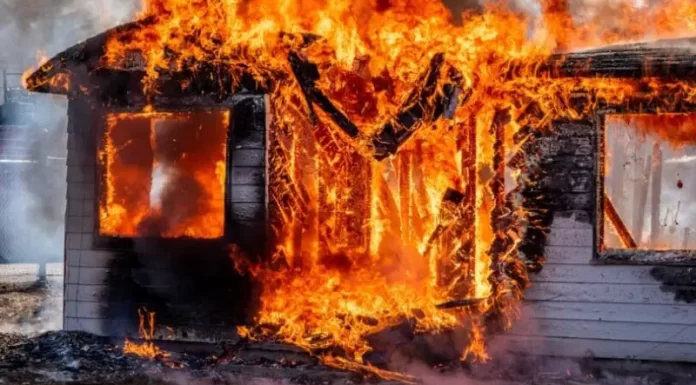Casa de madeira é consumida por incêndio em Araranguá