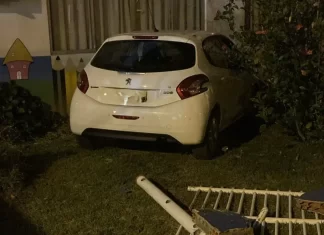 Carro descontrolado causa danos a colégio em Balneário Gaivota