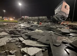 Exclusivo: Carreta carregada de mármore tomba na BR-101 em Santa Rosa do Sul
