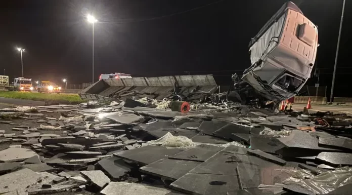 Exclusivo: Carreta carregada de mármore tomba na BR-101 em Santa Rosa do Sul
