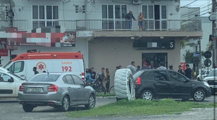 Ciclista e motociclista ficam feridos após colisão em Sombrio