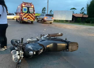 Colisão entre carro e moto em Balneário Gaivota deixa dois jovens feridos