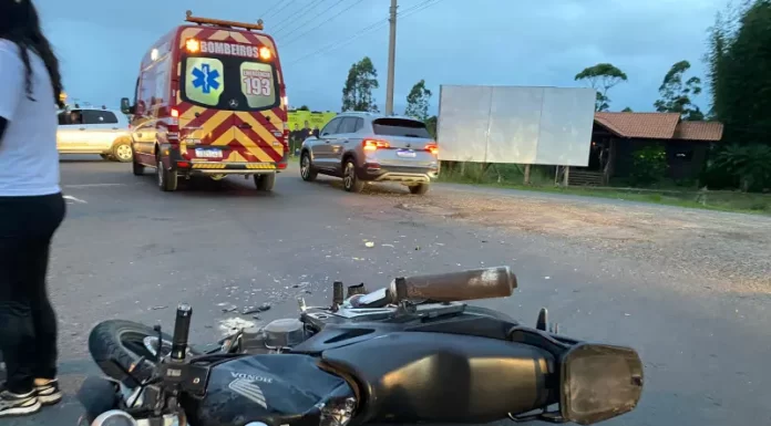 Colisão entre carro e moto em Balneário Gaivota deixa dois jovens feridos