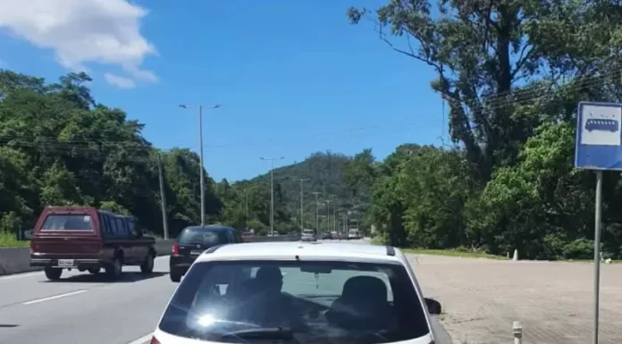Celta é apreendido com mais de 80 multas