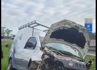Fiat Fiorino sai da pista na BR-101 em Passo de Torres