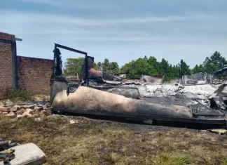 Incêndio destrói contêiner no Centro de Balneário Gaivota
