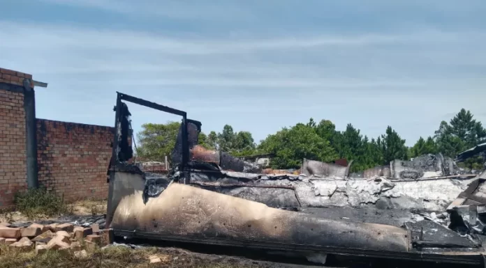 Incêndio destrói contêiner no Centro de Balneário Gaivota