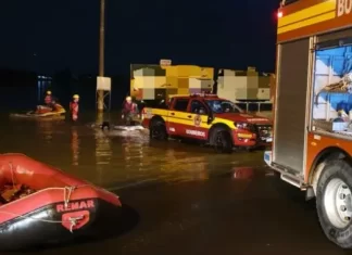 Turistas à deriva no Rio Araranguá: Bombeiros realizam resgate de 100 Pessoas
