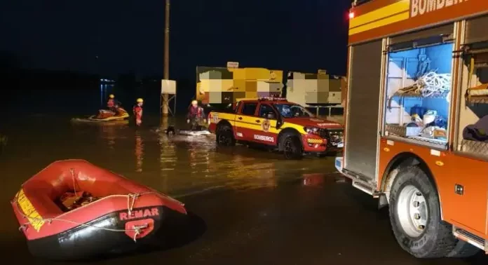 Turistas à deriva no Rio Araranguá: Bombeiros realizam resgate de 100 Pessoas