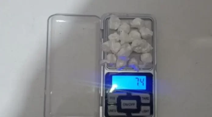 PM apreende drogas para trás no bairro Divineia