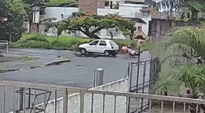 Motoboy fica ferido em acidente, e motorista de carro foge sem prestar socorro