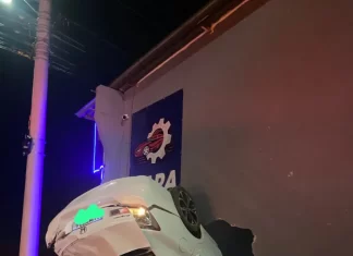 Em Içara motorista colide em comércio e foge deixando passageira e veículo no local