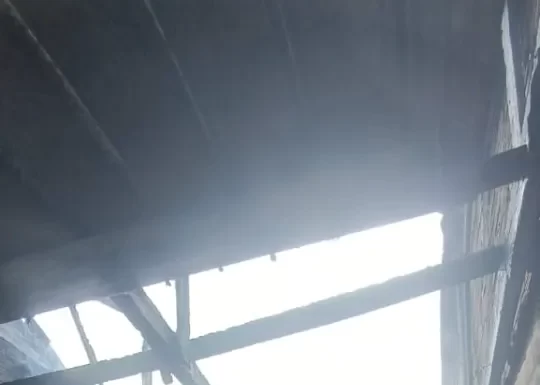 Incêndio em residência é contido por populares em Praia Grande