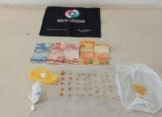 Dois caem de motos e são detidos por tráfico de drogas em Araranguá