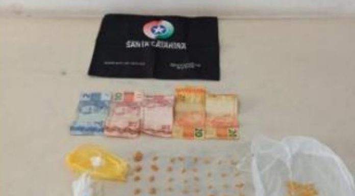 Dois caem de motos e são detidos por tráfico de drogas em Araranguá