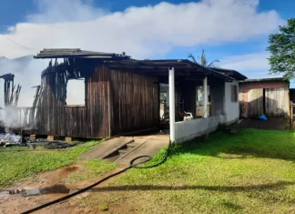 Incêndio em Casa no Bairro Nova Guarita Mobiliza Bombeiros em Sombrio