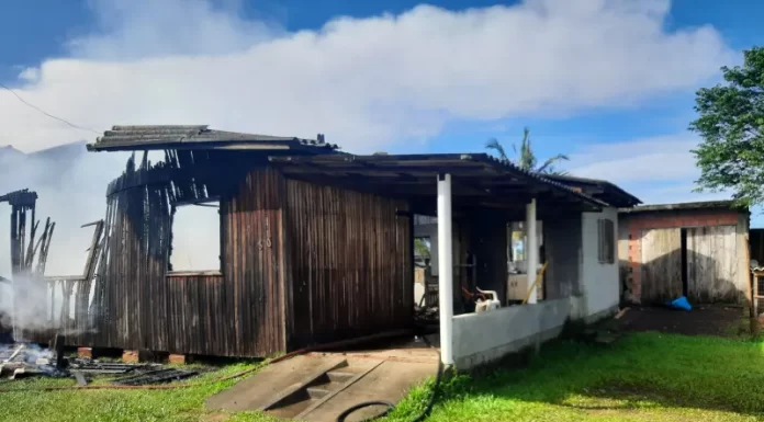 Incêndio em Casa no Bairro Nova Guarita Mobiliza Bombeiros em Sombrio