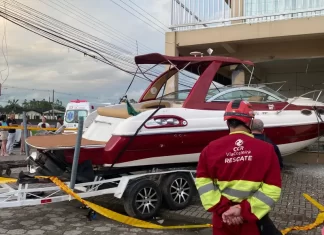 Lancha colide em loja na BR-101 em Araranguá