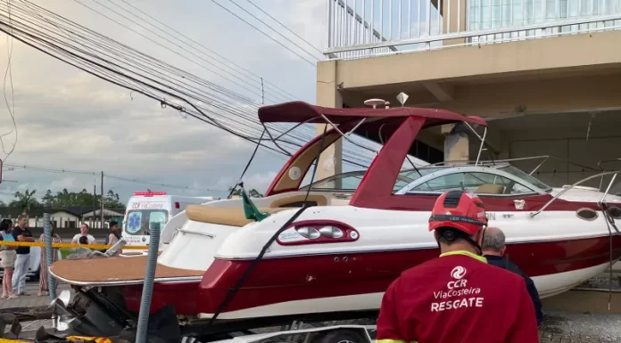 Lancha colide em loja na BR-101 em Araranguá