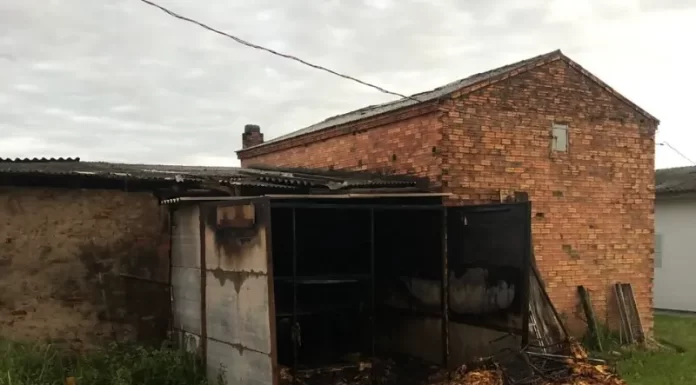 Incêndio em Estufa de Fumo é Contido Pelo Corpo de Bombeiros em Araranguá