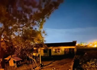 Policiais militares arrombam porta para salvar idosa de incêndio
