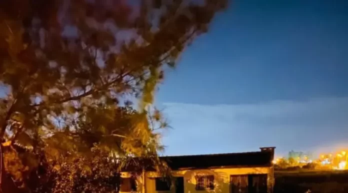 Policiais militares arrombam porta para salvar idosa de incêndio