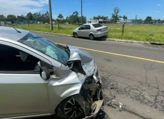 Mulher invade a contramão e colide frontalmente com veículo ocupado por idosos em Araranguá